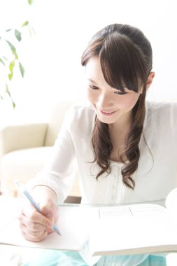 Asyalı kadın evde eğitim 