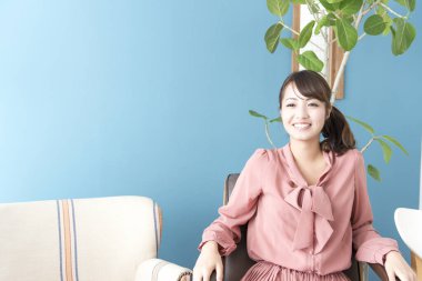 Genç Asyalı kız öğrenci gülümsüyor