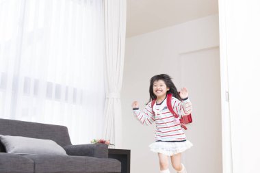 Sırt çantalı kız odada.