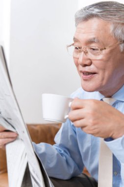 Son sınıf öğrencisi gazete okuyor.