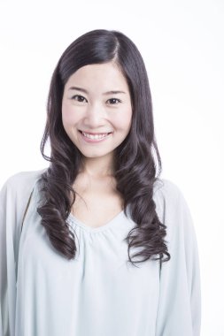 Stüdyoda gülümseyen güzel Asyalı kadın portresi