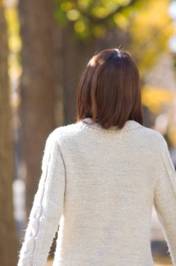 Parktaki genç bayanın arkadan bakışı