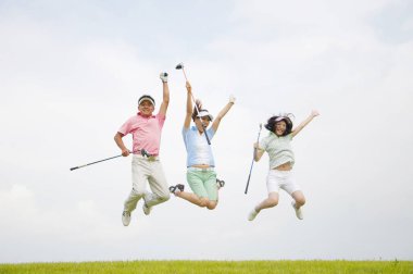 Mutlu Asyalı erkek ve kadın golfçüler