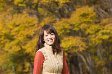 Güz parkında güzel bir Japon kadının portresi.