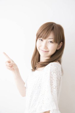 Gülümseyen genç bir kadının portresi. 