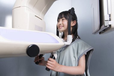 3d jaws x-ray yapan Asyalı kızı kapat