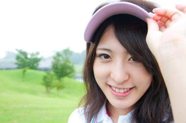 Genç kız golf oynuyor. 