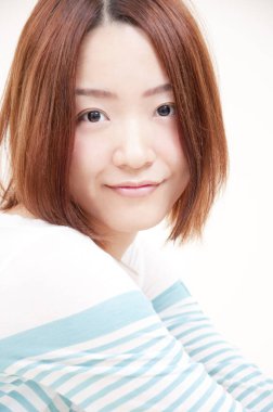 Gülümseyen güzel bir kadının stüdyo portresi.