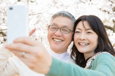 Yetişkin Asyalı çiftin birbirine aşık olduğu bir selfie. 