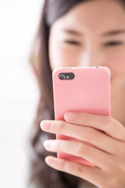 Evde akıllı telefon kullanan kadın yakın çekim