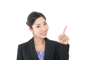 Parmakla işaret eden iş kadını, stüdyo çekimi. 