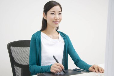 ofiste çalışan iş kadını gülümseyen