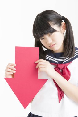 Elinde ok tutan güzel bir kızın portresi.