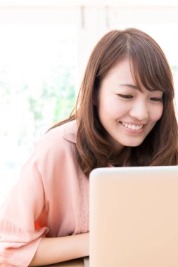 Dizüstü bilgisayar kullanan Asya genç kadın