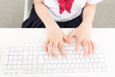 Dizüstü bilgisayarı olan Asyalı kız.