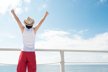 İnsanoğlu deniz ve gökyüzü manzarasının tadını çıkarıyor.