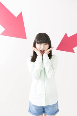 Duvarında oklar olan şaşırmış bir kız.