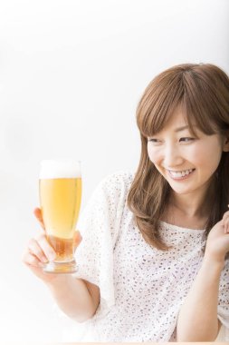 Bir bardak biralı güzel Japon kadın.