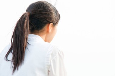 At kuyruklu Asyalı kadının arkadan görünüşü 