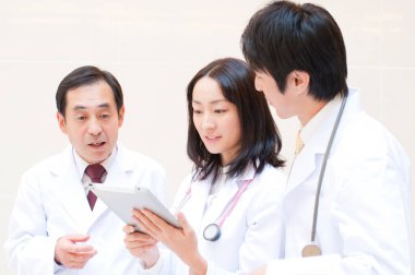 Klinikte çalışan Japon sağlık çalışanları.