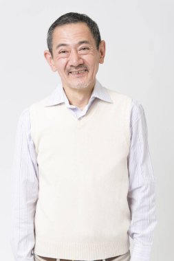 Beyaz arka planda olgun Asyalı erkek portresi