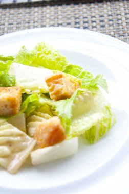 Tavuk ve marullu salata.