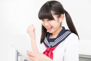 Test sonuçlarıyla güzel Japon öğrencinin portresi.