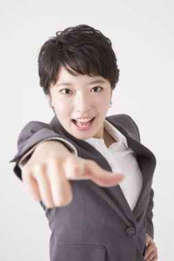 Kamerayı gösteren Asyalı iş kadını portresi