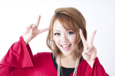 Zafer işareti olan genç bir kadın.