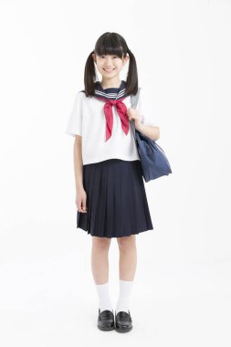 Beyaz arka planda okul üniformalı güzel genç bir öğrencinin portresi.