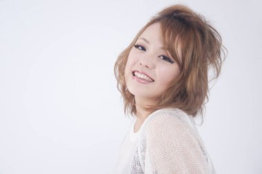 Güzel Asyalı kadının stüdyo portresi