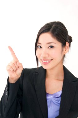 İş kadını bir şeyi işaret ediyor.