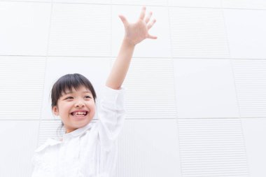 Mutlu küçük kız el ele tutuşuyor