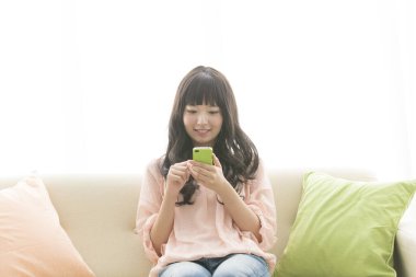 Akıllı telefon kullanan Asyalı kadın