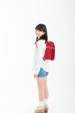 Sırt çantalı genç Asyalı kız beyaz arka planda izole edilmiş. 