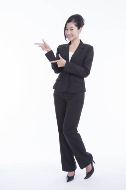 Genç Asyalı iş kadınının stüdyo fotoğrafı. 