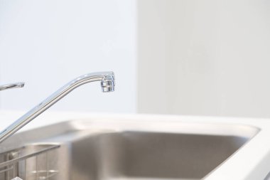 su musluğu kapatın