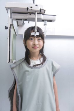 3d jaws x-ray yapan Asyalı kızı kapat