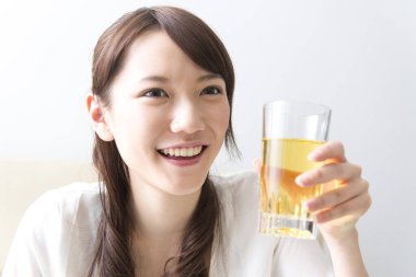 Bira içen Asyalı kadın. 