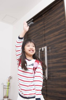 Mutlu küçük kız, gülümsüyor. 