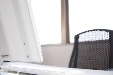 Masadaki bilgisayar monitörünü kapat