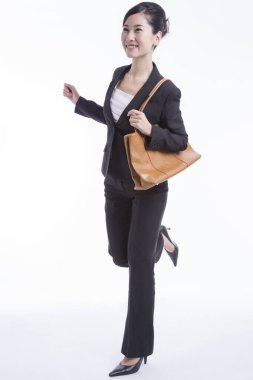 Beyaz arka planda yürüyen iş kadını