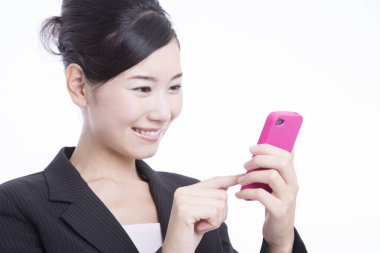 Cep telefonu kullanan Asyalı bir kadın.