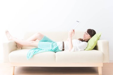 Asyalı kadın evde tablet kullanma