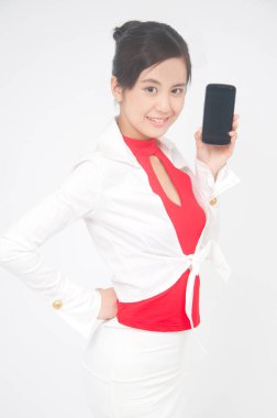 Genç Asyalı iş kadını akıllı bir telefon tutuyor.