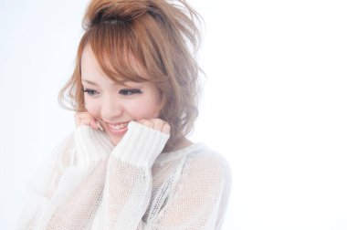 Asyalı güzel bir kadının stüdyo portresi