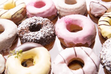 Renkli tatlı çörekler. Kapatın.