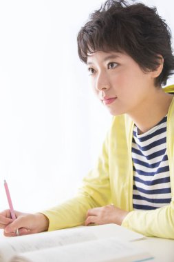 okuyan genç Asyalı kadın