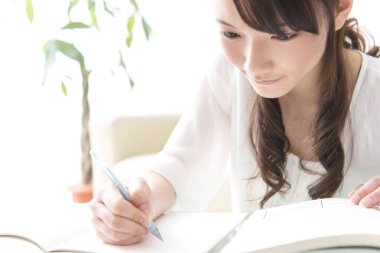 Asyalı kadın evde eğitim 