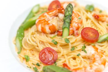 Karides, fesleğen ve biberli spagetti.